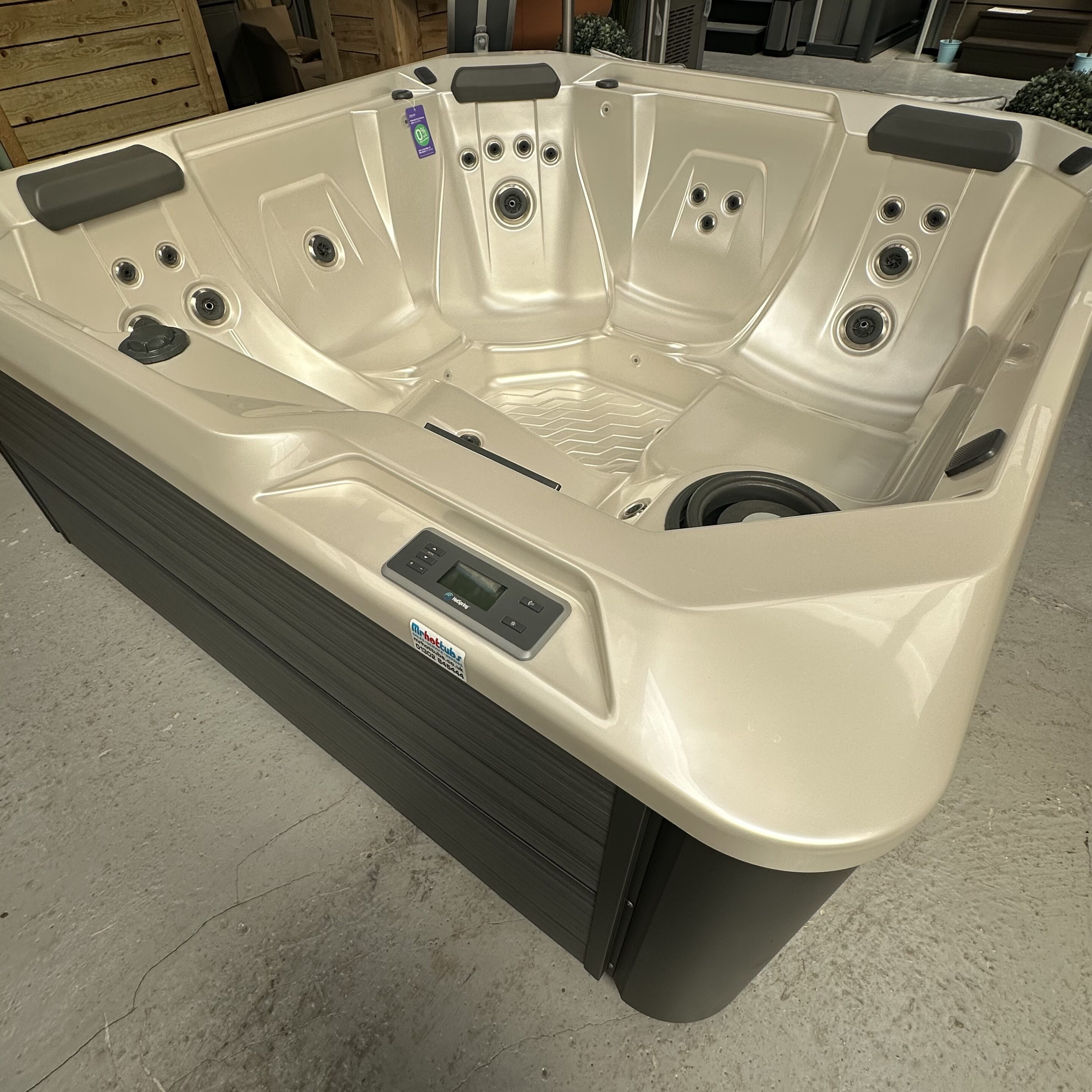 ex-display &ndash; Mr Hot Tubs